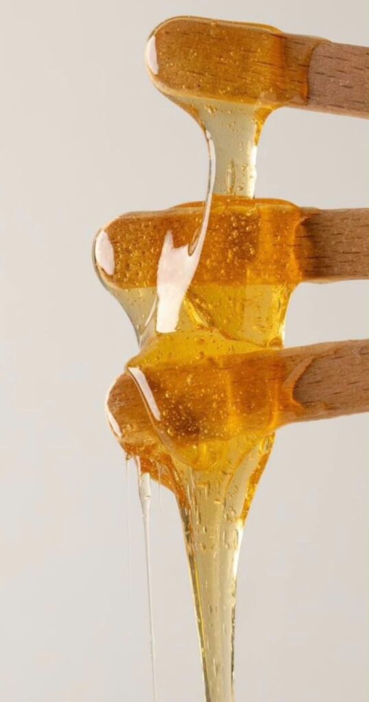 Sugar wax berwarna madu pada spatula